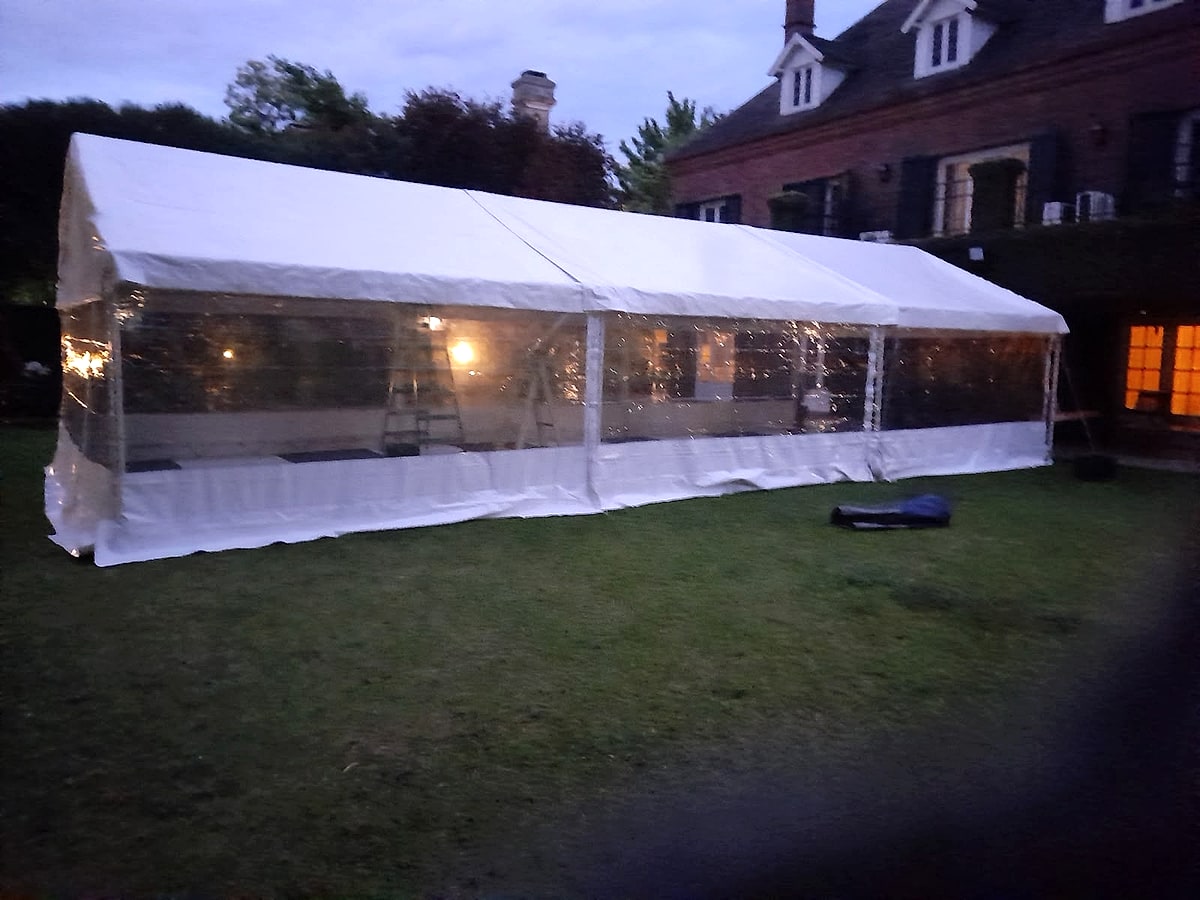 Exterior de carpa 5 x 12 instalada en jardin
