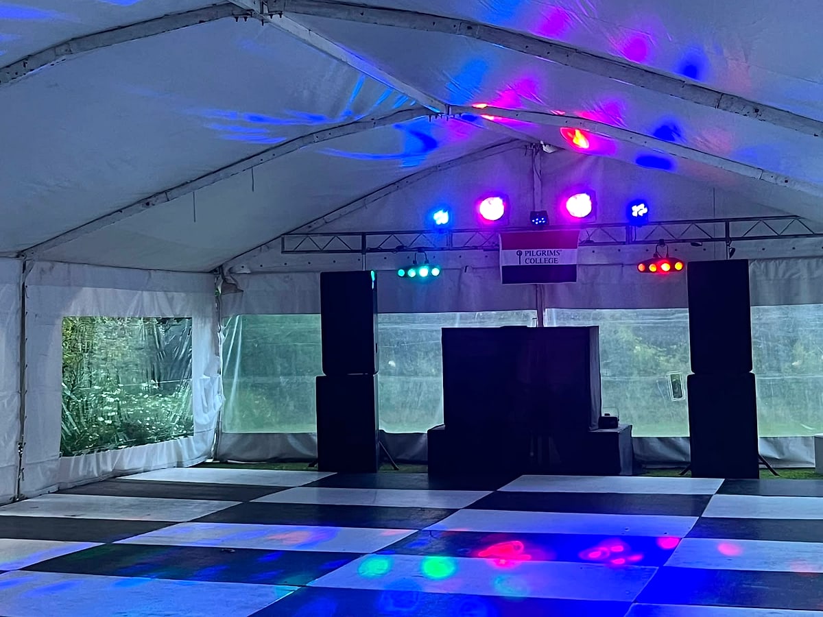 Interior de carpa de 8 metros con luces de colores