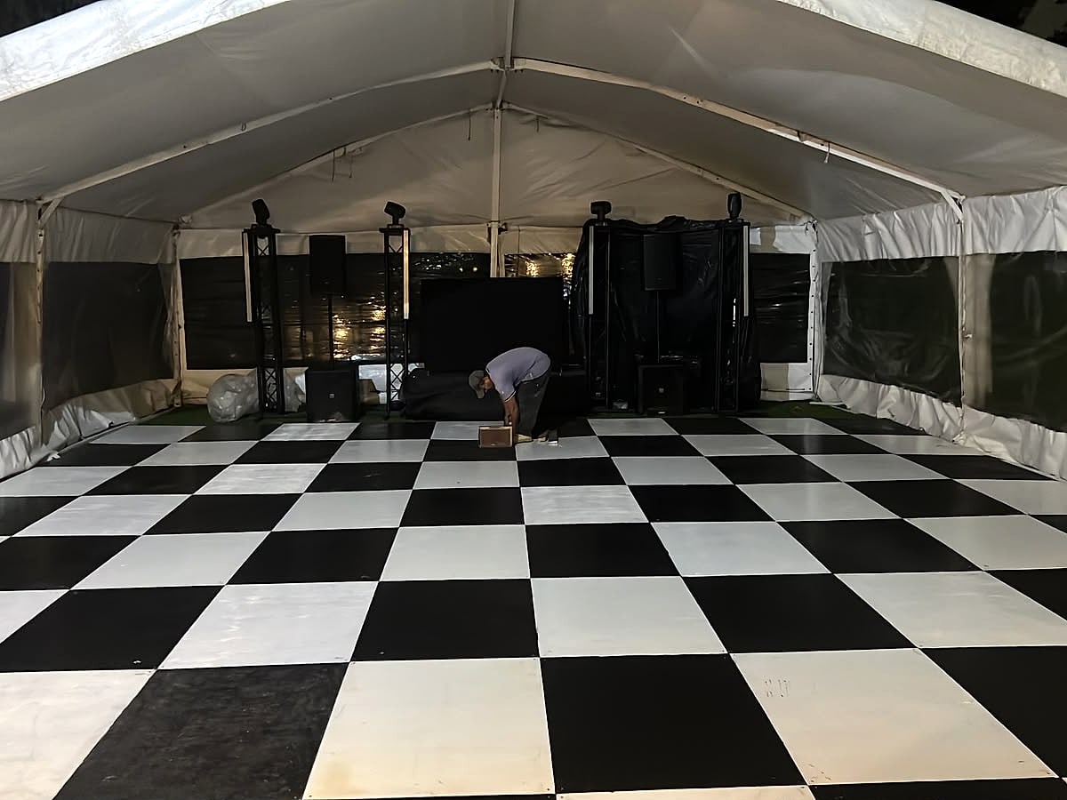 Pista damero de noche bajo carpa