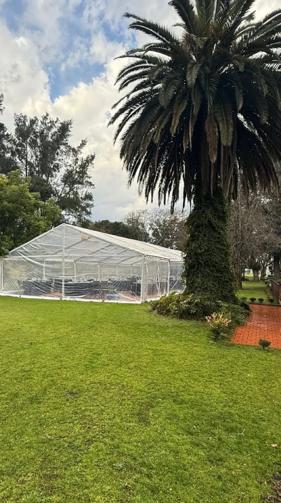 Carpa transparente para eventos instalada en jardin